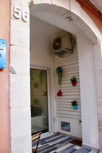 an entrance to a house with a window and plants at Ragusa 2 al mare in Marina di Ragusa