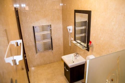 a bathroom with a sink and a mirror at Hotel Yarus in Ploieşti