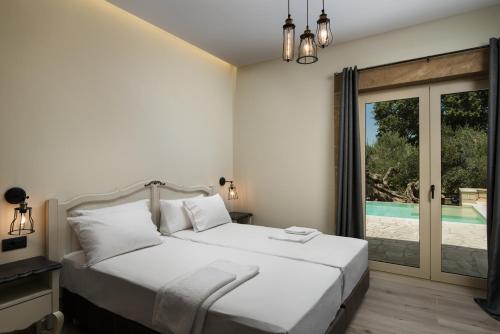 Vuode tai vuoteita majoituspaikassa Villa Antonousa - Private Pool Oasis