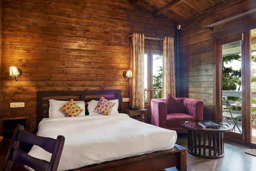 سرير أو أسرّة في غرفة في The Heritage Club - Tripura Castle