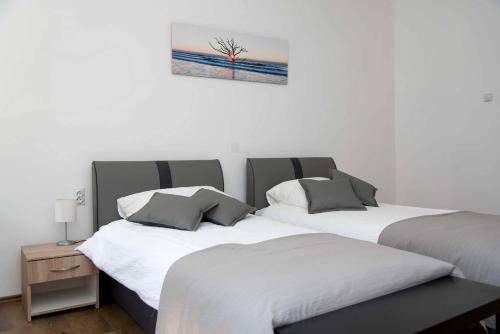 two beds sitting next to each other in a bedroom at Apartman Park in Daruvar