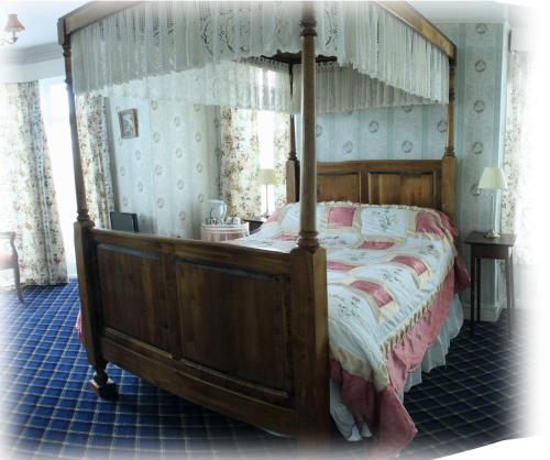 A bed or beds in a room at Royal Hotel 