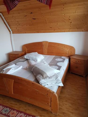 a wooden bed in a room with a wooden ceiling at Casa Veves in Ranca