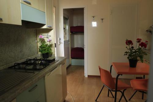 Η κουζίνα ή μικρή κουζίνα στο Villaggio Camping Torre Salinas