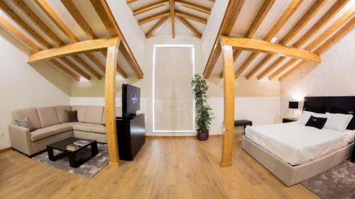 1 dormitorio con 1 cama y 1 sofá en una habitación en Bugalha My Loft Douro 10, en Peso da Régua