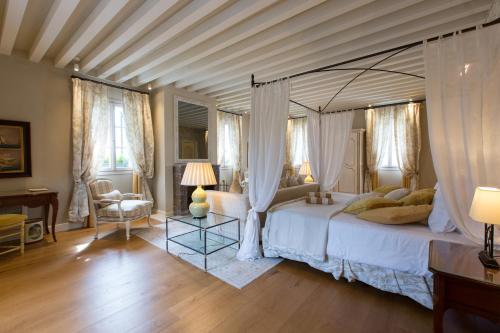 ein Schlafzimmer mit einem großen Bett mit Baldachin in der Unterkunft ROMANTIK Relais d'Arfanta in Tarzo