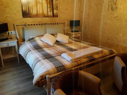 sypialnia z łóżkiem z 2 poduszkami w obiekcie Lomalienne w mieście Geer