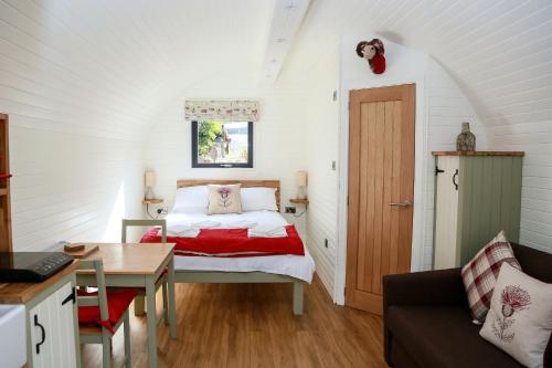 een kleine slaapkamer met een bed en een tafel bij Kevock Vale Park in Lasswade