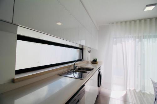 cocina con fregadero y ventana grande en Obidos House with private pool, en Bairro