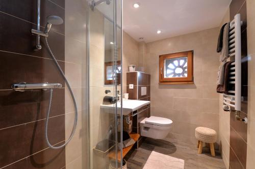 y baño con ducha, aseo y lavamanos. en Chambres d'hôtes Fahrer-Ackermann, en Rorschwihr