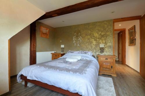 1 dormitorio con 1 cama grande y 2 mesitas de noche en Chambres d'hôtes Fahrer-Ackermann, en Rorschwihr