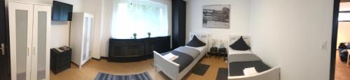 un soggiorno con 2 sedie bianche e una finestra di Monteurhome-Hagen a Hagen