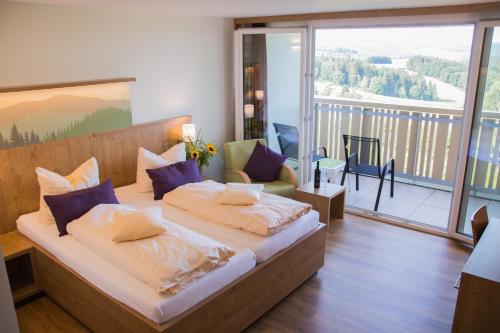 1 Schlafzimmer mit 2 Betten und einem Balkon in der Unterkunft Gasthaus Sonne Neuhäusle in Sankt Märgen