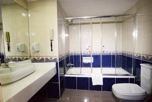 y baño con bañera, aseo y lavamanos. en Bulvar Hotel, en Antalya