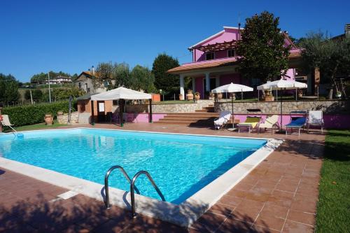 a swimming pool in front of a house at Agriturismo Consalvi Valentina in Marsciano
