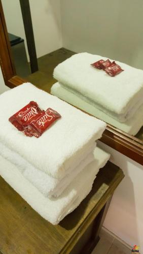 two stacks of cocacola towels on a table in front of a mirror at Finca Hotel Cafetos in Montenegro