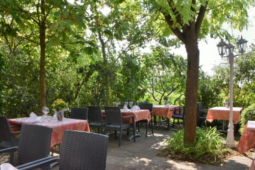 Jardín al aire libre en Auberge Ramstein Hôtel - Restaurant