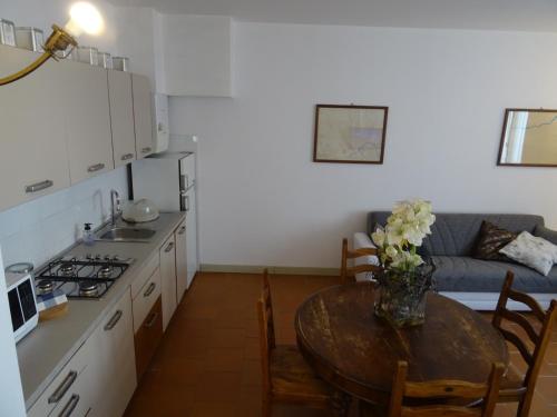 a kitchen and living room with a table and a couch at CharmeRooms Villa Moroni in Stezzano