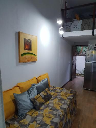 a living room with a couch and a kitchen at Casinhas da Julieta in Morro de São Paulo