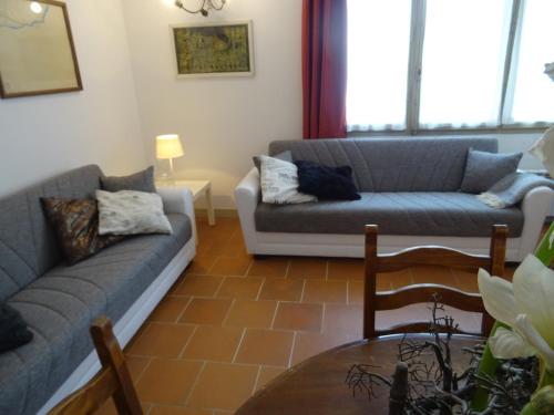 a living room with two couches and a table at CharmeRooms Villa Moroni in Stezzano