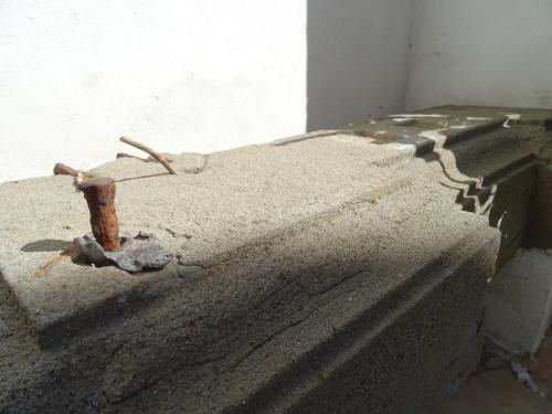 a concrete ledge with a piece ofusted at CharmeRooms Villa Moroni in Stezzano