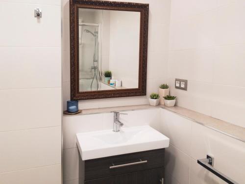 La salle de bains est pourvue d'un lavabo et d'un miroir. dans l'établissement KOA Centric, comfy in Ruzafa, à Valence