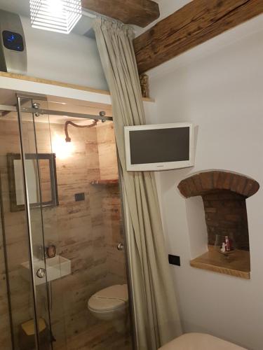 bagno con doccia e TV a parete di Luky13 a Braşov