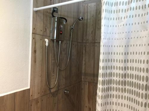 a shower in a bathroom with a shower curtain at La Perlita in Jacó
