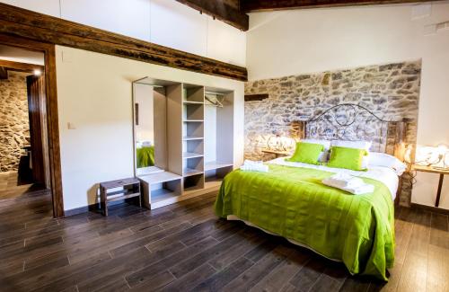 Un pat sau paturi într-o cameră la Masía el Cabrero
