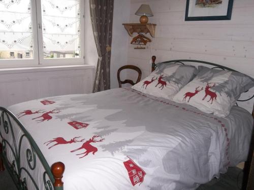 A bed or beds in a room at Le Chant du Coq