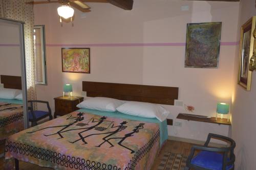 ein Schlafzimmer mit einem Bett in einem Zimmer mit zwei Lampen in der Unterkunft Villaggio Naif Girasole in Monterotondo