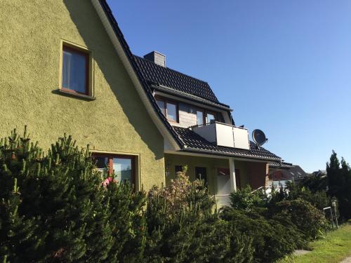 ツィングストにあるBei Petrus unterm Dachの黒屋根の黄色い家