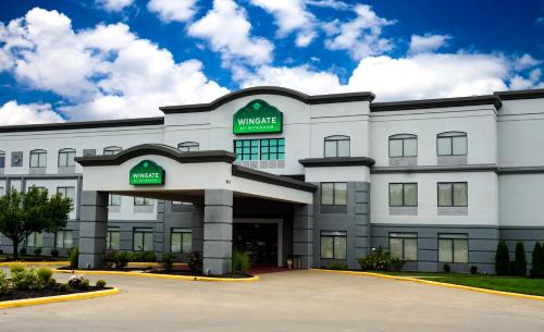 ein weißes Gebäude mit einem Markthotel in der Unterkunft Wingate by Wyndham Columbia in Columbia