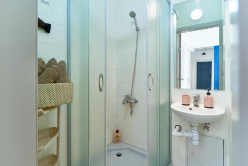 La salle de bains est pourvue d'une douche et d'un lavabo. dans l'établissement Современная 2-комн. Дворец Украина., à Kiev