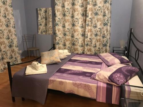 um quarto com uma cama com toalhas em Appartamento Libeccio em Finale Ligure