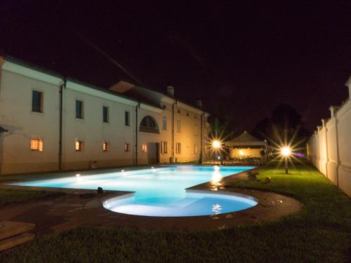 a swimming pool at night with lights in a yard at Villa Dello Spino in Concordia sulla Secchia