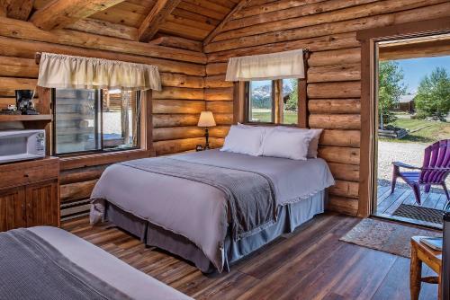 Postel nebo postele na pokoji v ubytování Triangle C Cabins