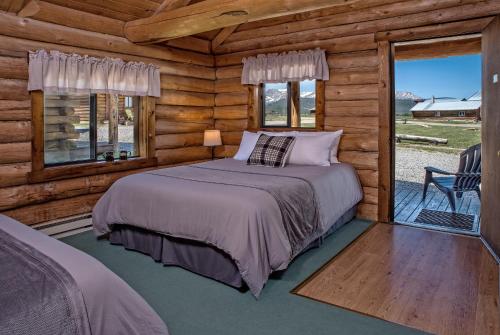 Säng eller sängar i ett rum på Triangle C Cabins