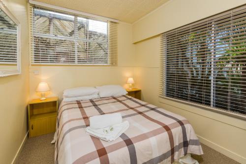 Un pat sau paturi într-o cameră la Bayswater Holiday Home