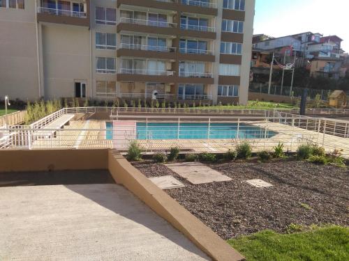 una piscina frente a un edificio en Departamento familiar en Viña del Mar, en Viña del Mar