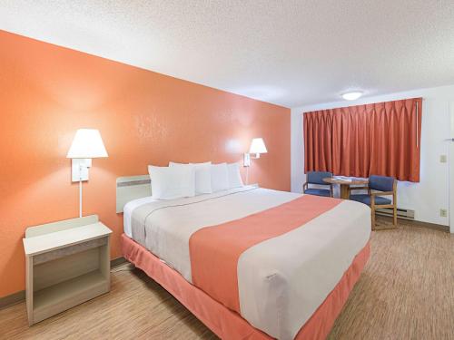 Katil atau katil-katil dalam bilik di Motel 6 Gold Beach