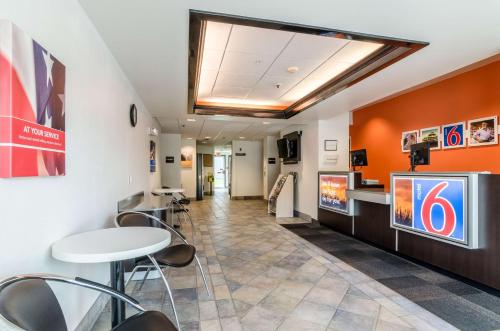 a waiting room with a table and chairs at Motel 6-Kearney, NE in Kearney