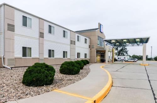 a walkway in front of a building at Motel 6-Kearney, NE in Kearney