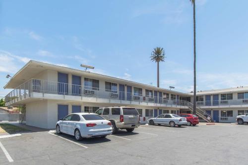 a building with cars parked in a parking lot at Motel 6 Bakersfield in Bakersfield