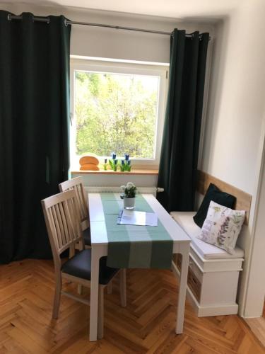 a table and chairs in a room with a window at Das Alte Forsthaus Spiegelhütte in Lindberg