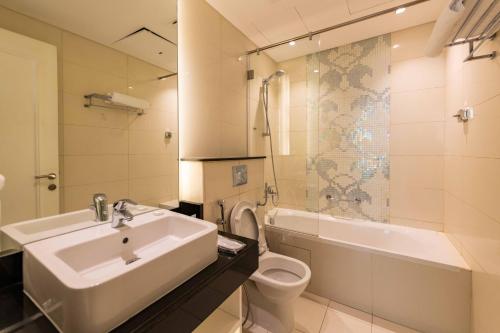 uma casa de banho com um lavatório, um WC e um chuveiro em Damac Capital Bay - Business Bay em Dubai