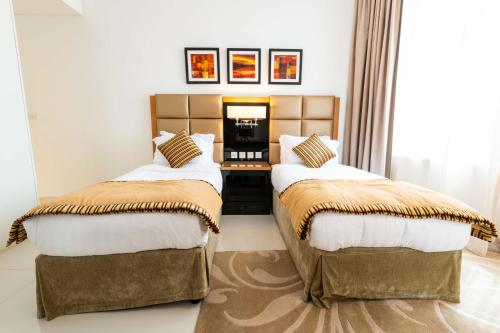 Duas camas num quarto com uma janela em Damac Capital Bay - Business Bay em Dubai