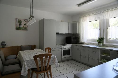 uma cozinha com uma mesa e uma sala de jantar em Am Klinikum em Solingen