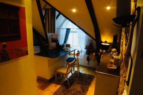 Телевізор і / або розважальний центр в Ålesund downtown loft room with shared bathroom