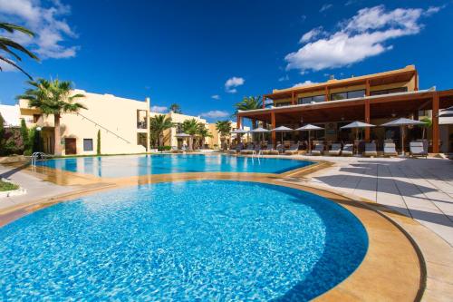 Bazén v ubytování Atlantis Beach Hotel nebo v jeho okolí